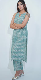 Green Colour Stylish Sleeveless Kurti Set (Top & Bottom)