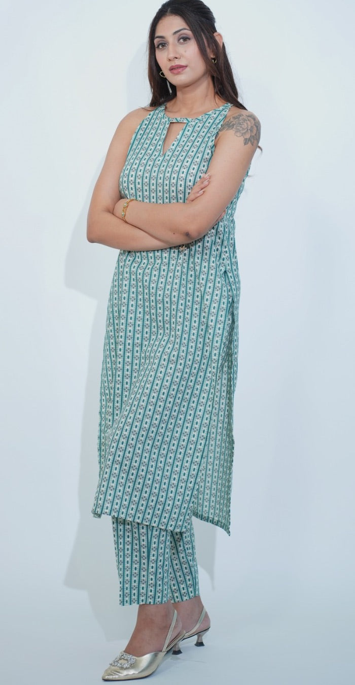 Green Colour Stylish Sleeveless Kurti Set (Top & Bottom)
